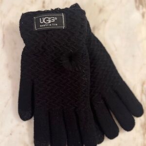 - UGG BLACK GLOVES NWT